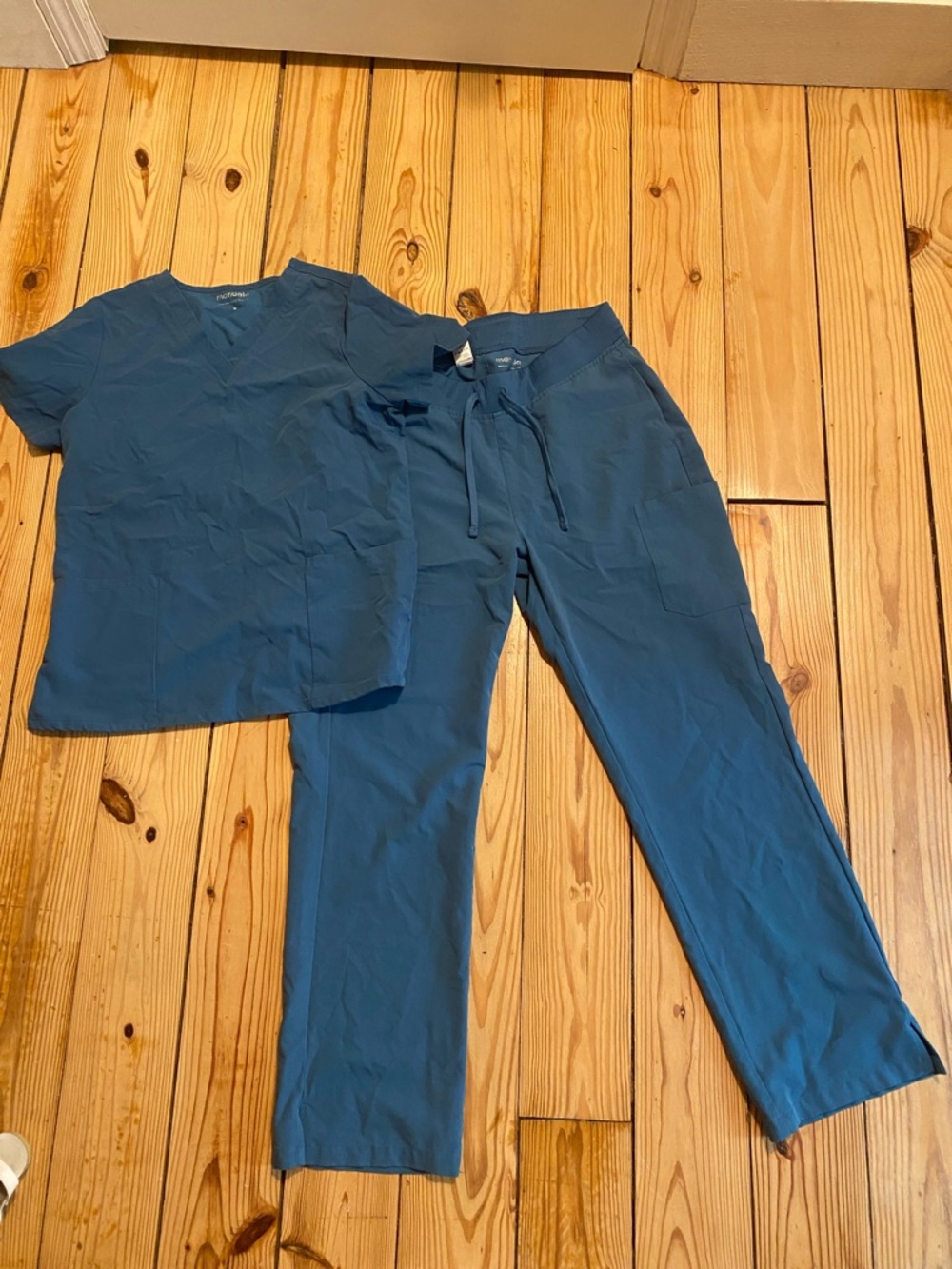 Mandala Women's Teal Scrub Set (Medium top, large bottom)